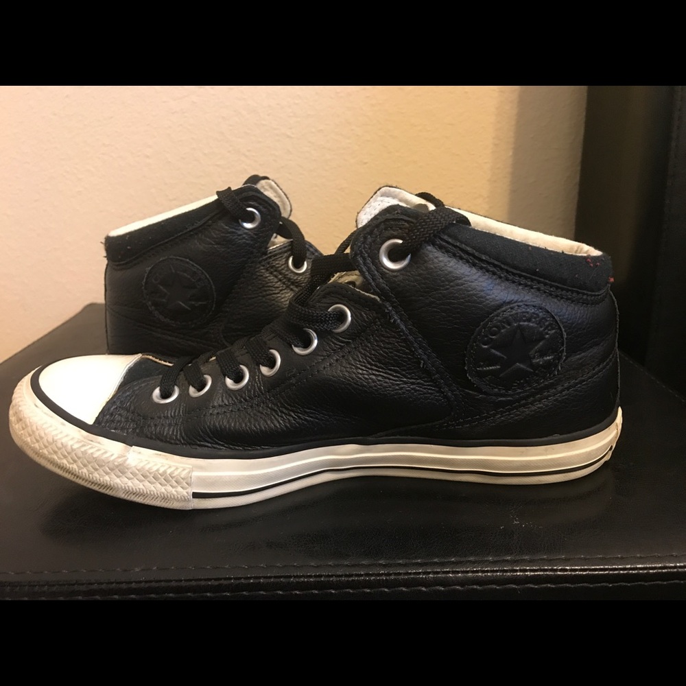 Chuck Taylor Leather Street Mid Sneaker